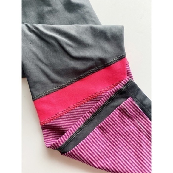 Under Armour • Grey Pink Workout Crops - Picture 2 of 3